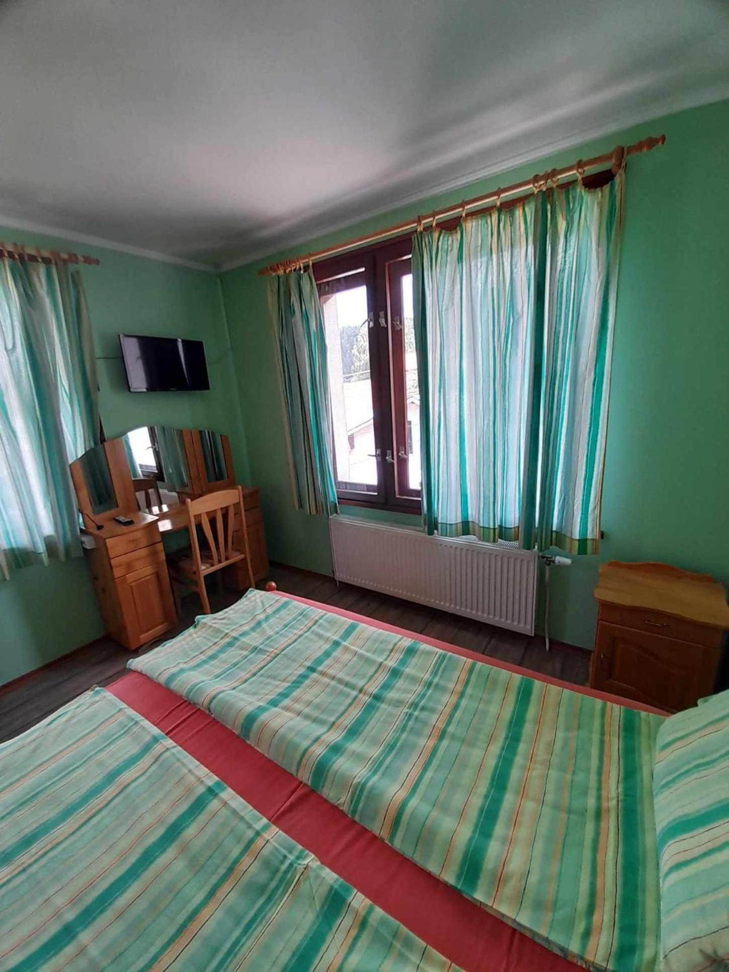 Guest House Lorian Madzhare Екстер'єр фото