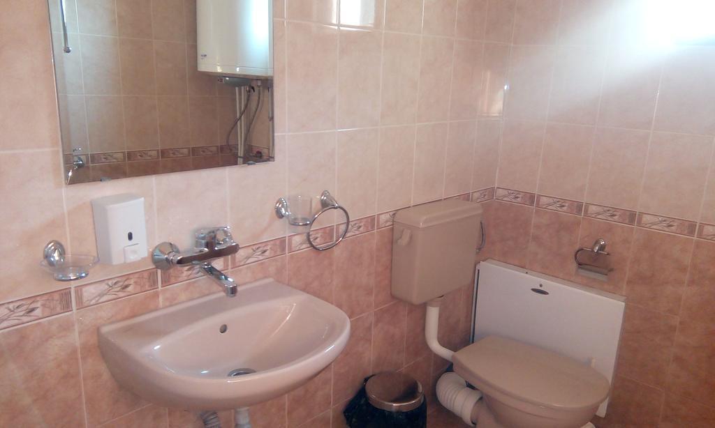 Guest House Lorian Madzhare Екстер'єр фото